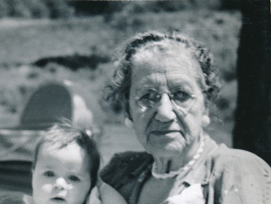 1957-05-27 1 Andrea & Liz; Memorial Day, Perry home, Sudbury MA.jpg