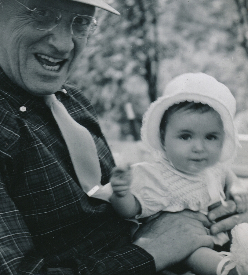 1957-05-27 7 Ped & Andrea; Memorial Day, Perry home, Sudbury MA.jpg