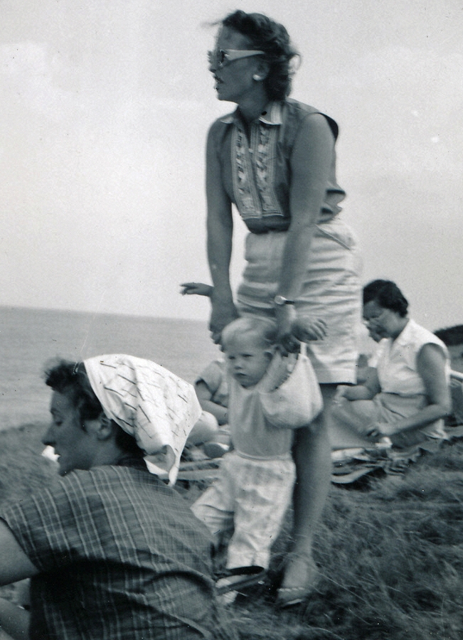 1957-08 04 Ruthie Woodbury, Mary Eliz & Betty Kirk, Mrs Draper.jpg