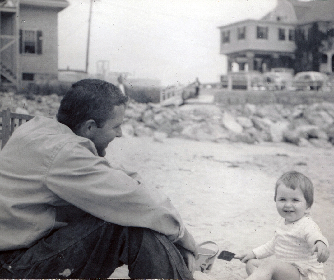 1958-06 5 Pete & Andrea, Rockport Beach MA.jpg