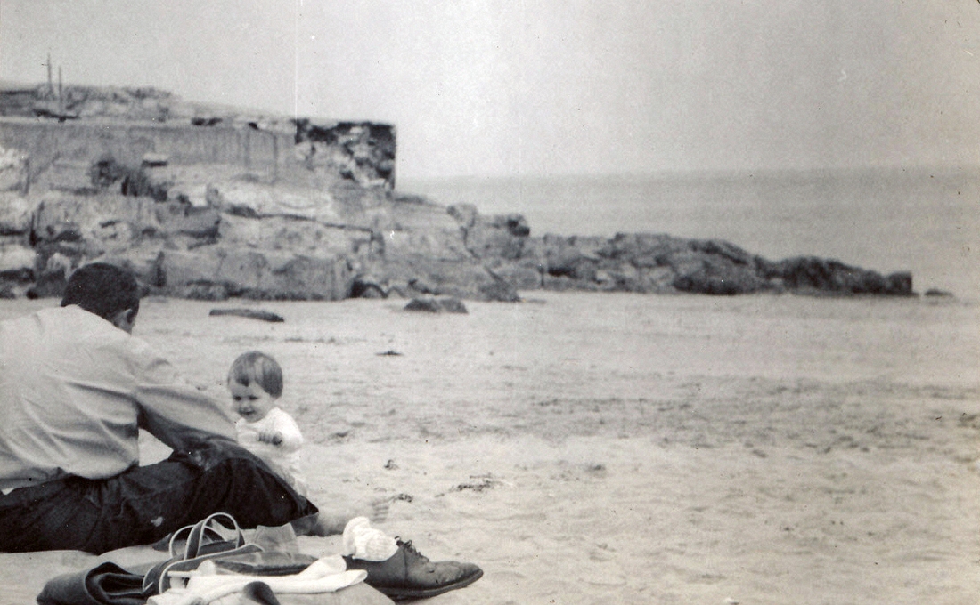 1958-06 6 Pete & Andrea, Rockport Beach MA.jpg