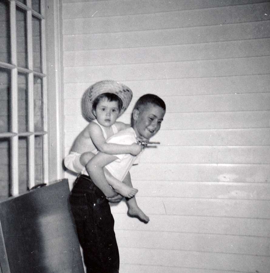1959-07 4 Andrea & Dan on garage side of breezeway, Needham.jpg