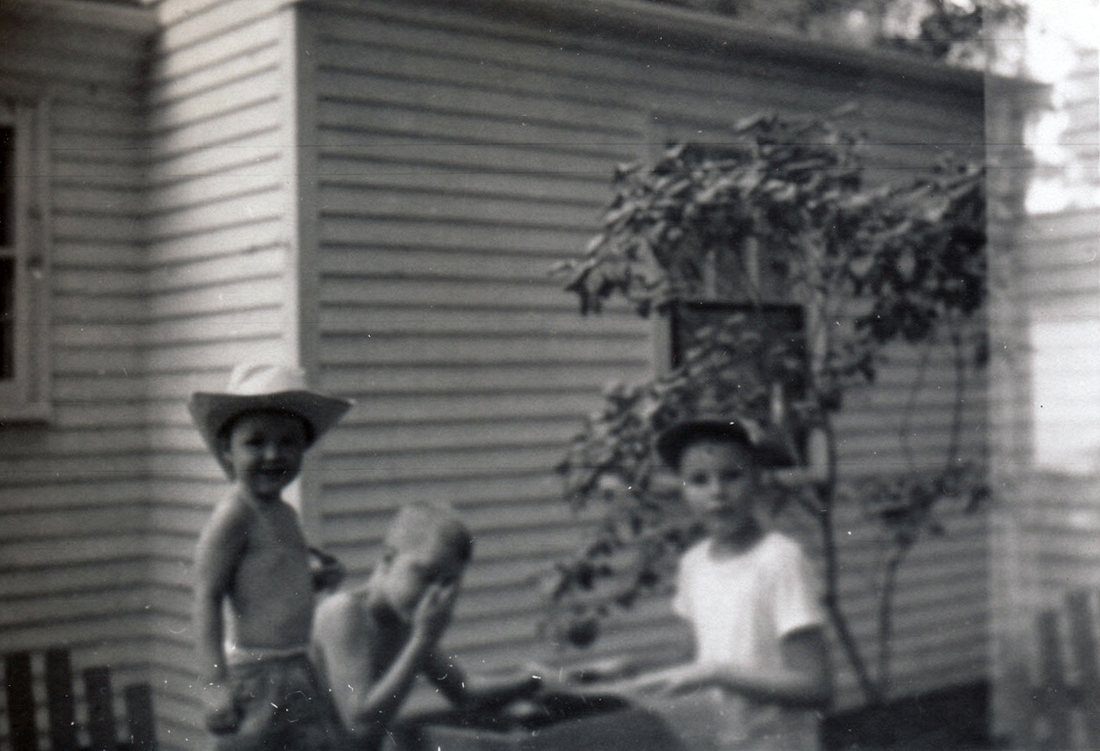 1959-08-late 1 Andrea, Dan, Pete Jr & Alvin the turtle.jpg