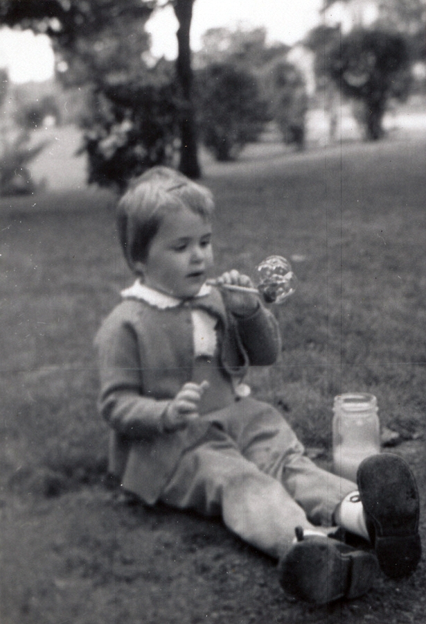 1959-09 1 Andrea with bubble pipe.jpg