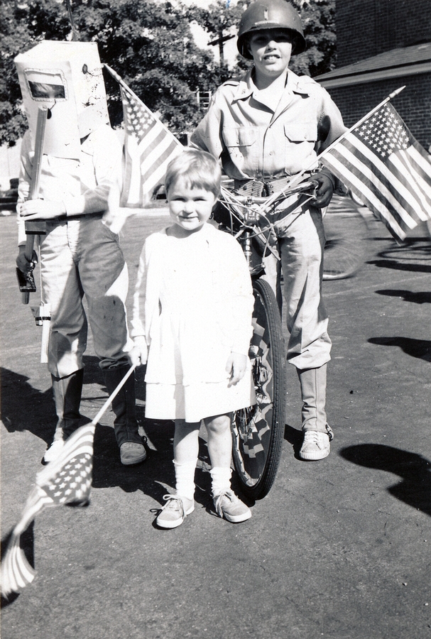 1960-07-04 1 Dan, Andrea & Pete Jr, ready for parade.jpg