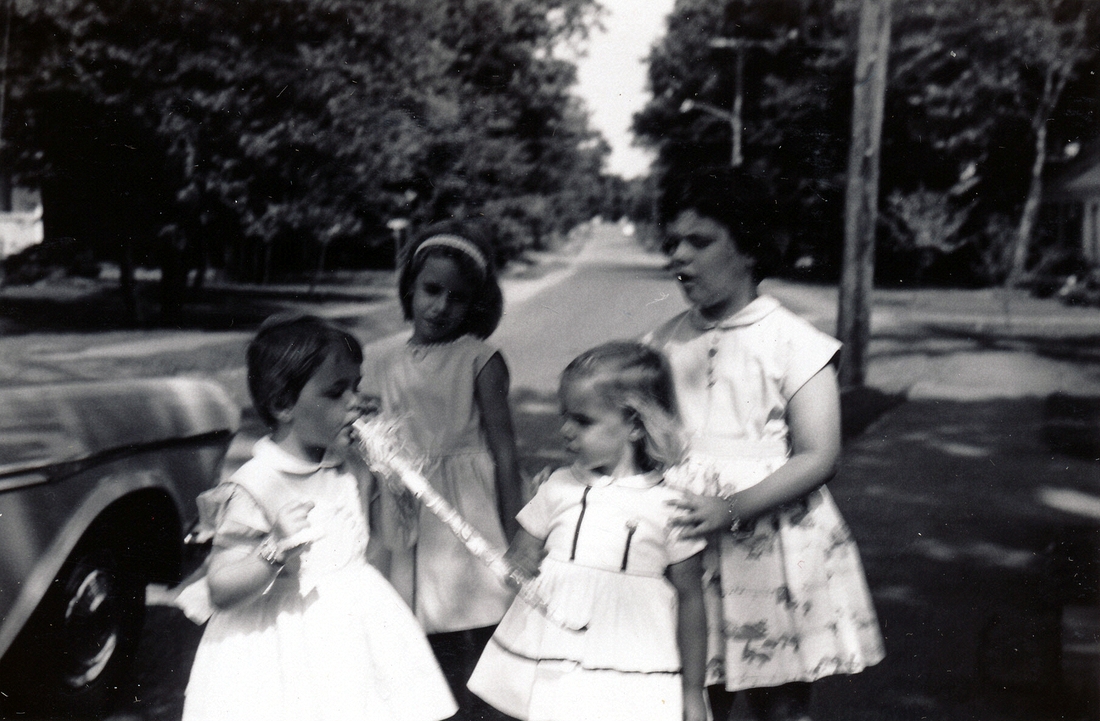 1960-07-09 7 Andrea, Patty Rawson, Anne Rawson & Debbie Hoyt - Andrea couldn't resist!.jpg