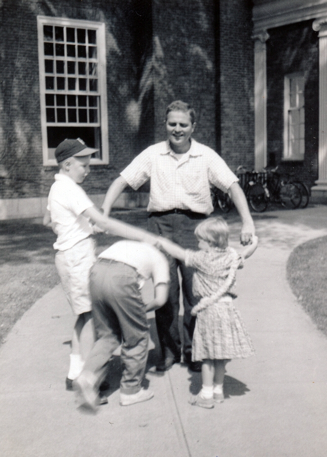 1960-08 03 Pete Jr, Dan, Pete & Andrea; Dartmouth, Hanover NH.jpg