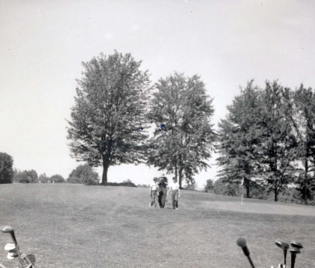 1960-08 13 Pete & the boys, Dustin Golf Club, near Henneker NH.jpg