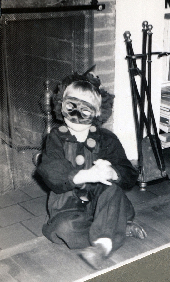 1960-10-31 1 Andrea on outer hearth, Needham MA.jpg