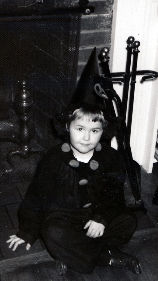 1960-10-31 2 Andrea on outer hearth, Needham MA.jpg