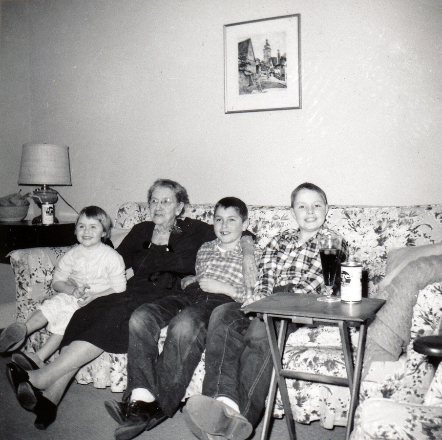 1960-12-24 2 Andrea, Liz, Dan & Pete Jr - Christmas Eve in Needham.jpg