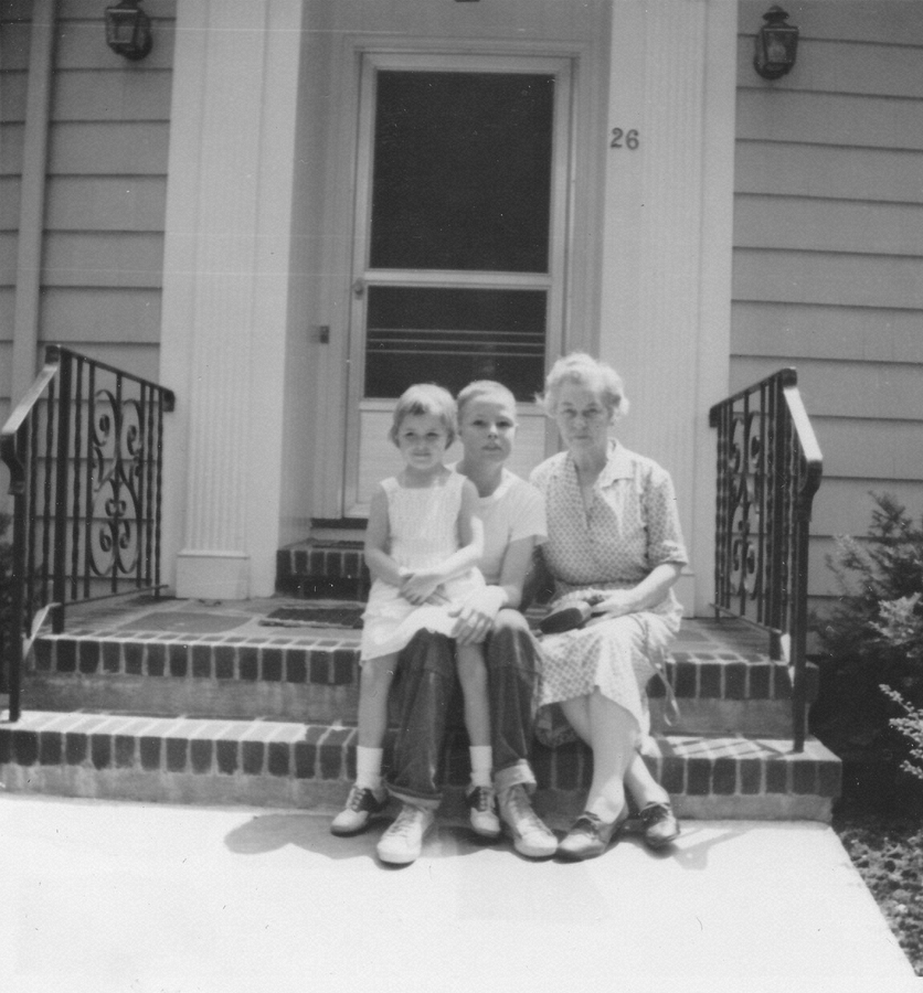 1961-08-01~ 6 Andrea, Pete Jr & Doris , 26 Driftwood Ln, Weston MA.jpg