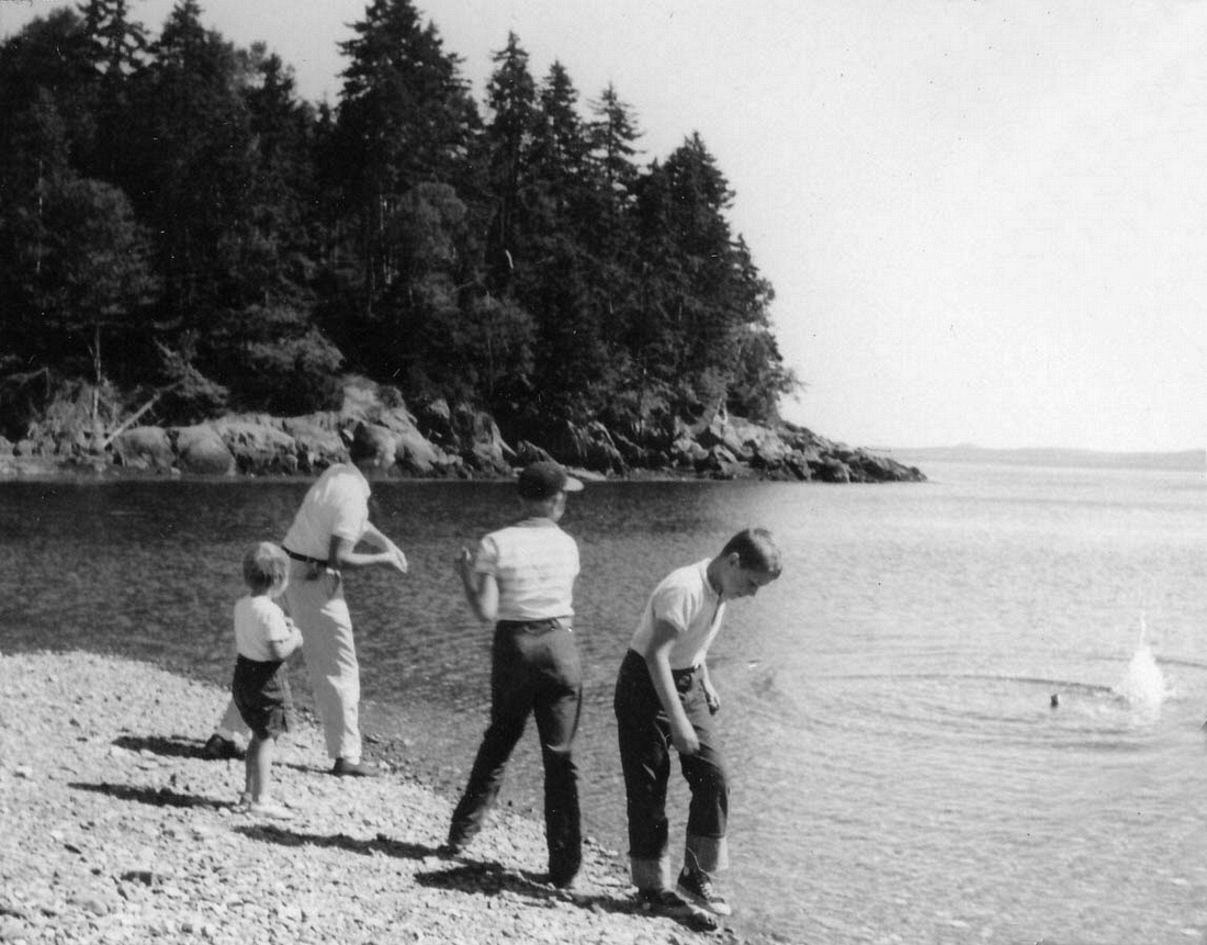 1961-08-12~ 02 Andrea, Pete, Pete Jr & Dan; a third day on Islesboro.jpg