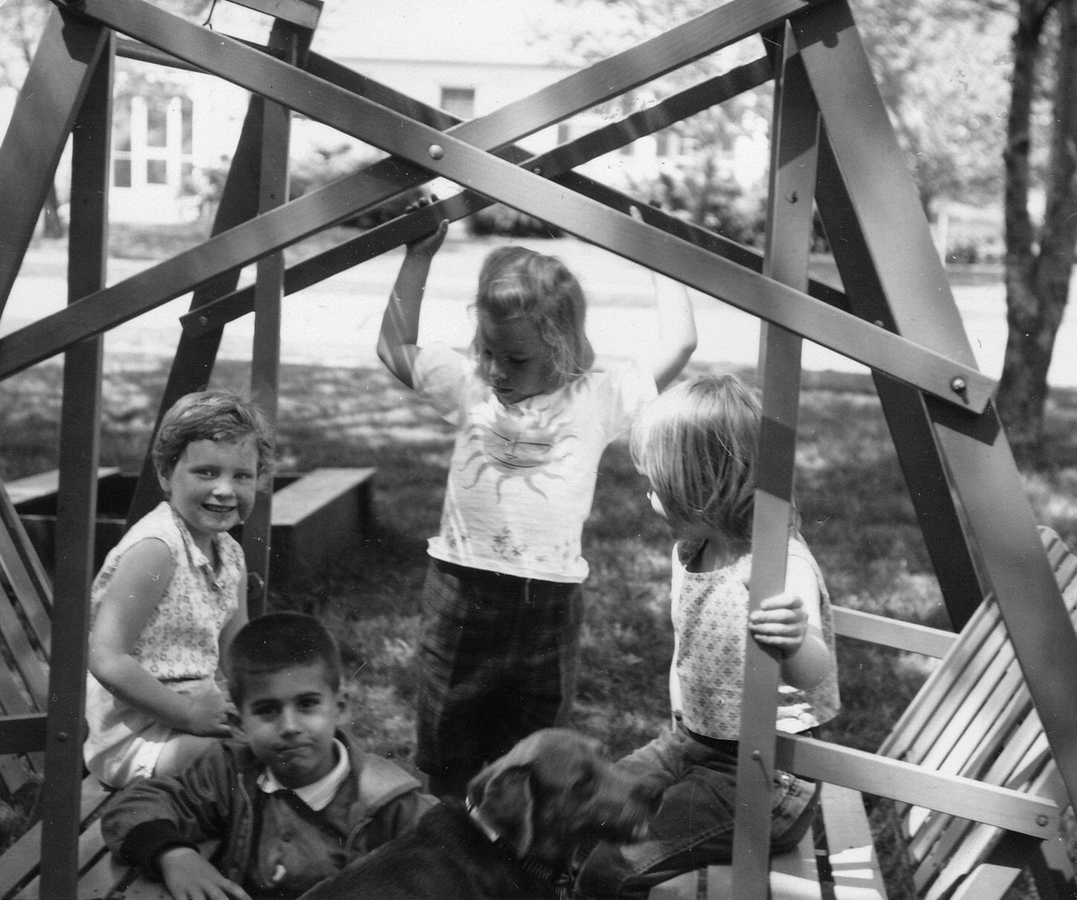 1962-05 15 Donna Rheaume, Brad Sbraccia, Ann Rawson, Dusty & Andrea; lawn swing on side lawn.jpg