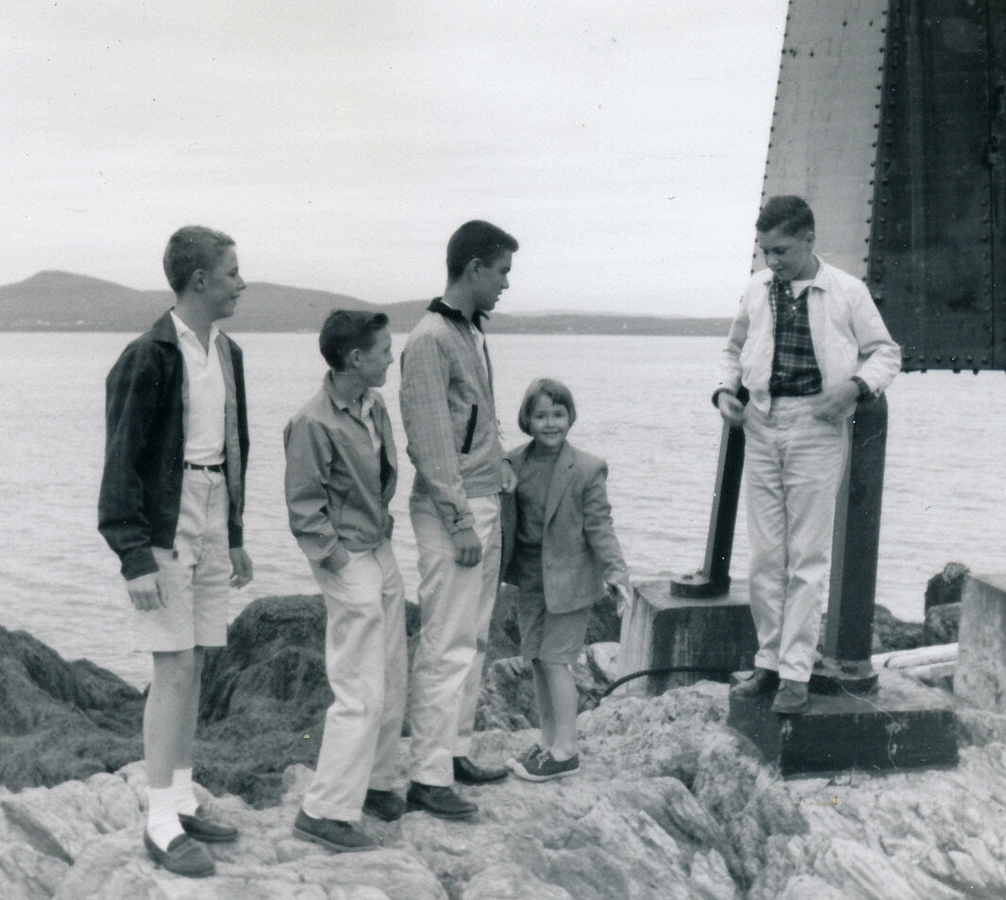 1963-08 09 Pete Jr, Ron Stitt, Dave Hoyt, Andrea & Dan; by the museum, lighthouse & working light, Islesboro ME.jpg