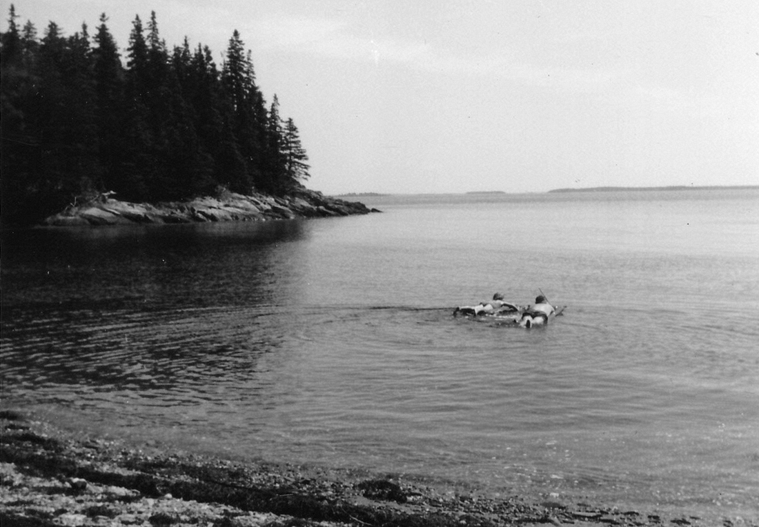 1963-08 29 Pete Sr & Andrea go a-snorkeling; Town Beach, Islesboro ME.jpg