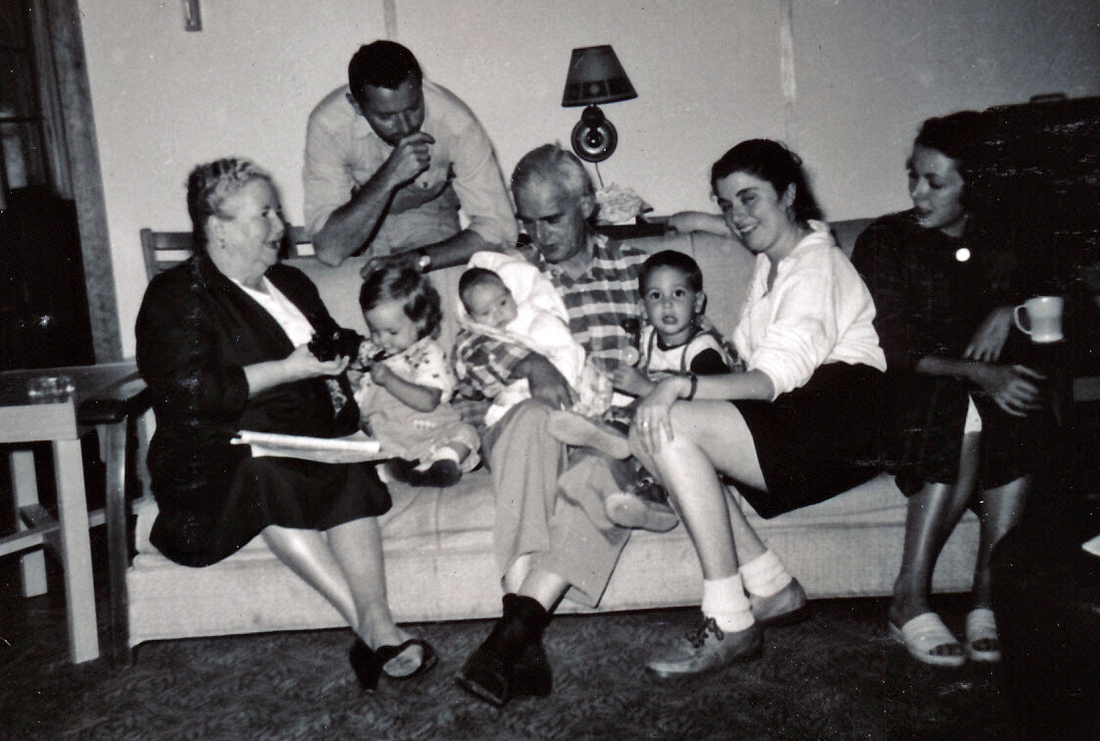 1956-08 5 Bob (standing); Geneth, Deidra, Matt, Hilliard, Bob Jr, Til & Jane.jpg