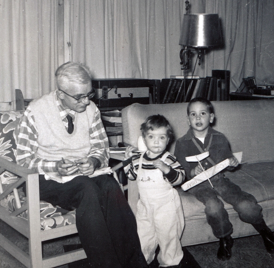 1956-08 6 Hilliard & his puzzle, Deidra & cookie, Bob Jr & glider.jpg