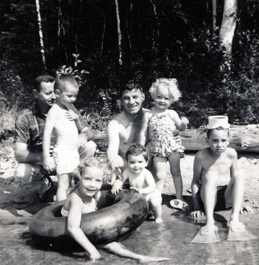 1960-08 (f) Deidra, Tracey & Bob Jr; (r) Bob, Matt, friend, & Jans; Minnesota.jpg
