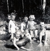 1960-08 (f) Deidra, Tracey & Bob Jr; (r) Bob, Matt, friend, & Jans; Minnesota.jpg