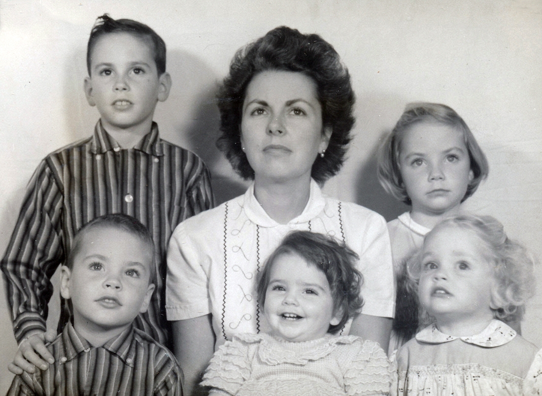 1960-11~ Wagers looking up - (f) Matt, Tracey & Jans; (r) Bob Jr, Jane & Deidra.jpg