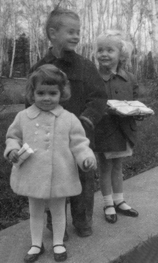 1961-11 Tracy, Matt & Jans Wager, going to a birthday party.jpg