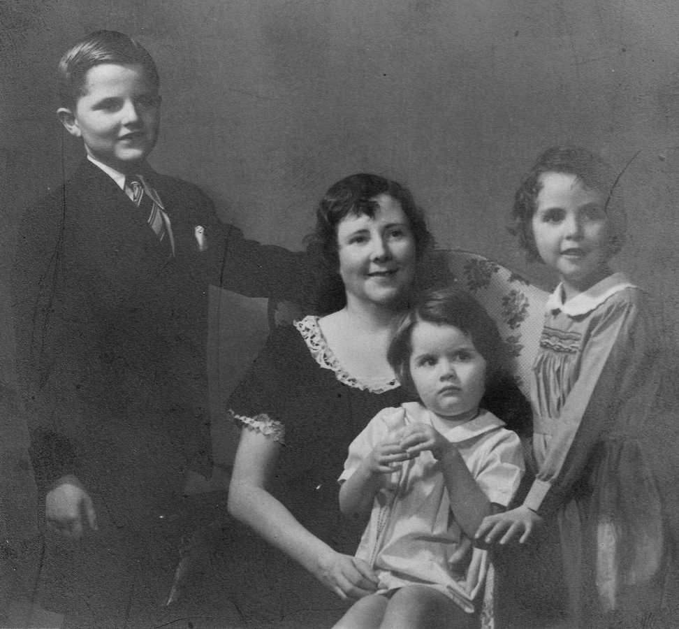 1931-12 Pete, Geneth, Til & Jane, family Christmas.jpg