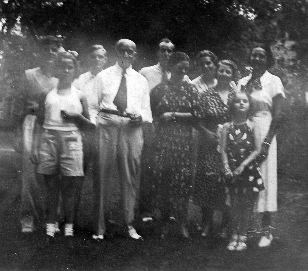 1940~ 1 (f) Til, (m) Jane, Sam, Gussie, Geneth, Rosalie, (r) Pete, Hillie, Herb, Sidonia.jpg