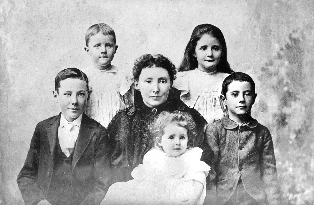 1895-10~ Hannah (Dolan) Murphy and her children.jpg