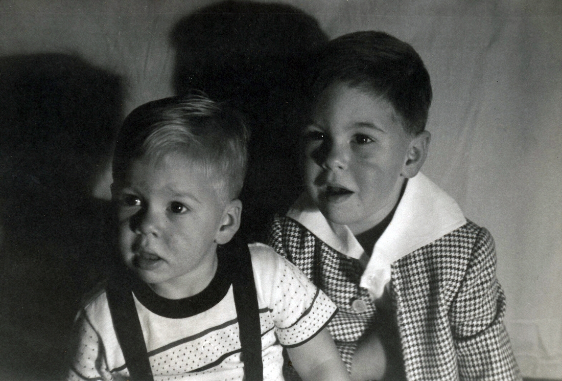 1953-12 1 Carl (2 years) & John (4 years).jpg