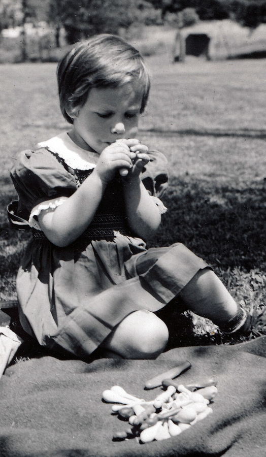 1957-05-27 07 Judy & balloons; Memorial Day, Perry home, Sudbury MA.jpg
