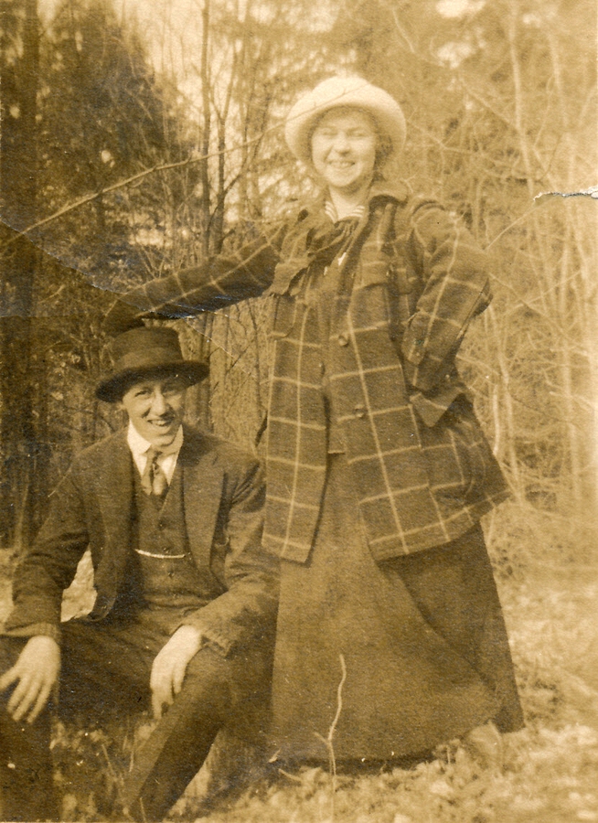 1915-04-04 1 Ped & Doris, the day they met, Easter, New Haven CT.jpg