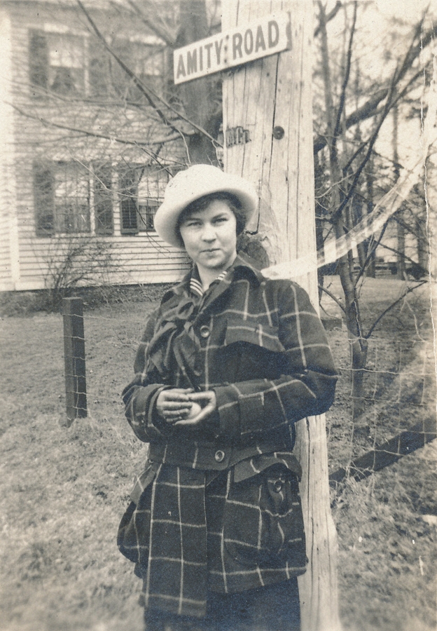 1915-04-04 2 Doris Woodbury, the day she met Ped, Easter, New Haven CT.jpg