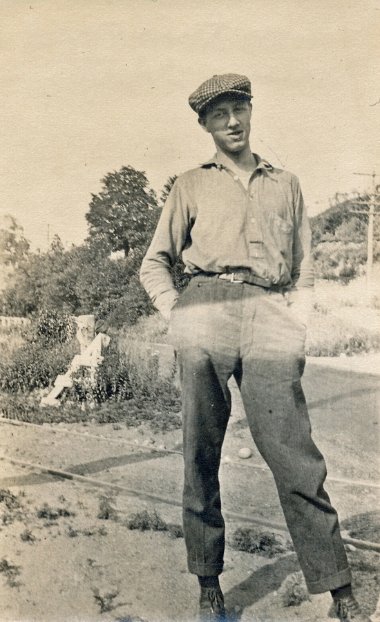 1915-06~ 1 Ped Perry; 'I like this one - think it's fine' - Doris.jpg
