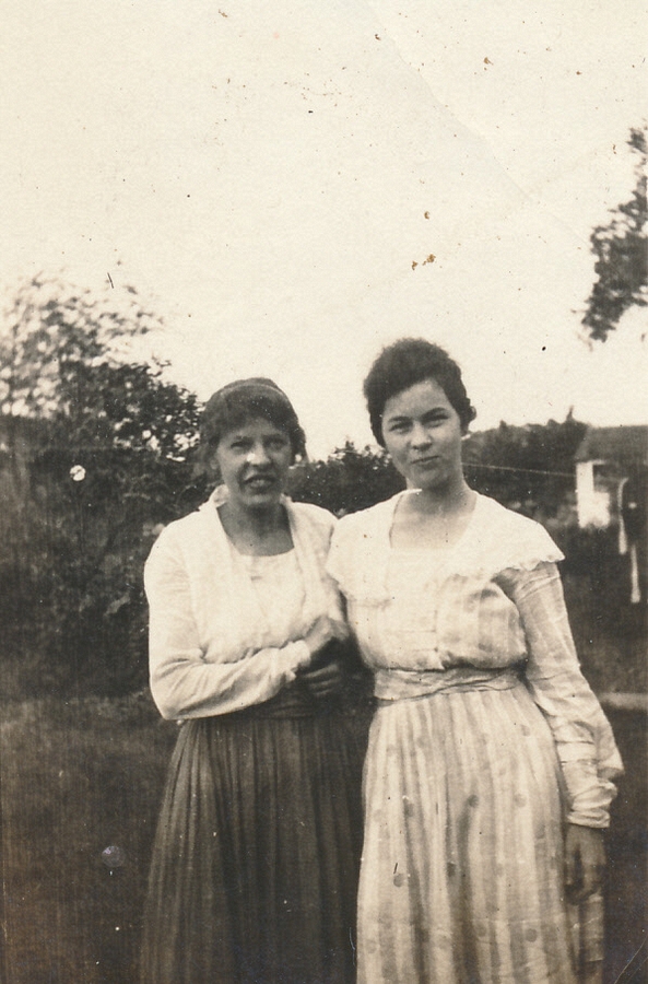1918 09 Mabel 'Ma' Buckingham & Doris, Gales Ferry CT.jpg