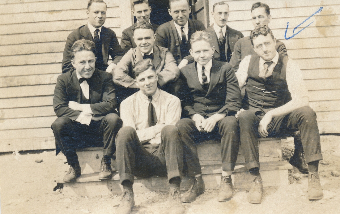 1919 5 (r) Porter, Henderson, Prentis, Cameron, Cowan; (m) Sheedy, Bent, Pearson, Perry; (f) Bennett; submarine base, Groton CT.jpg