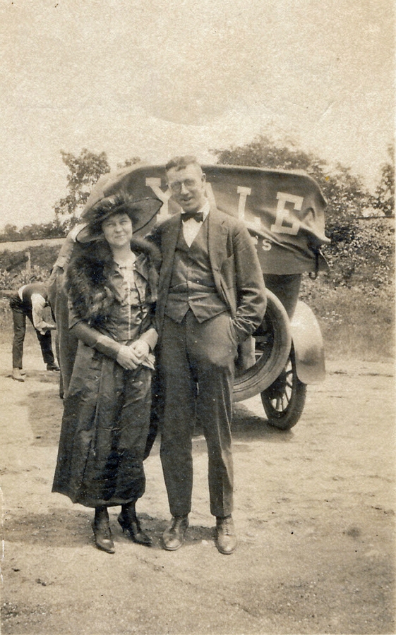 1919-06~ 1 Mother (Liz) & Ped, Yale triennial reunion.jpg