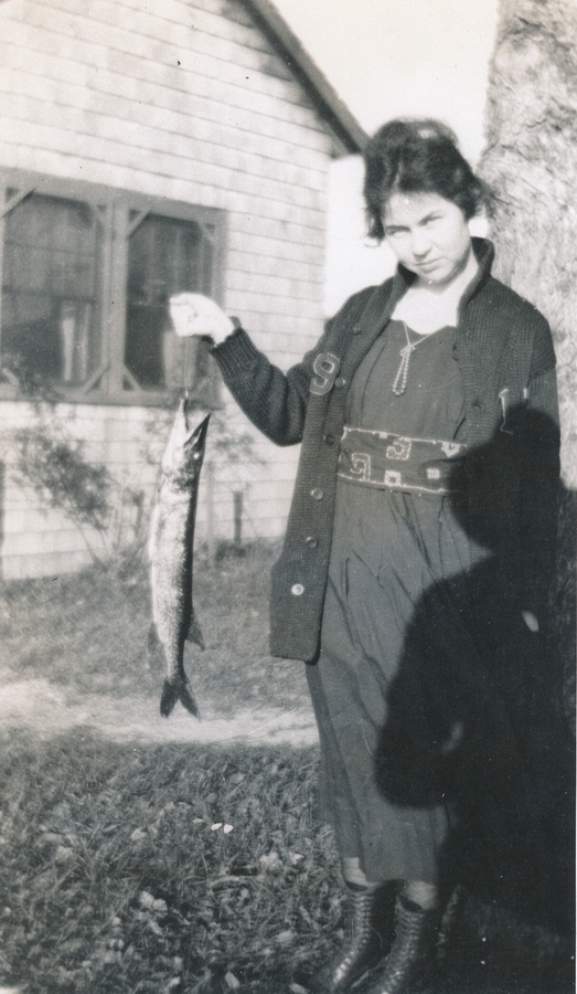 1919-10-23+ 5 Doris & Pickerel caught on honeymoon, Old Lyme CT.jpg