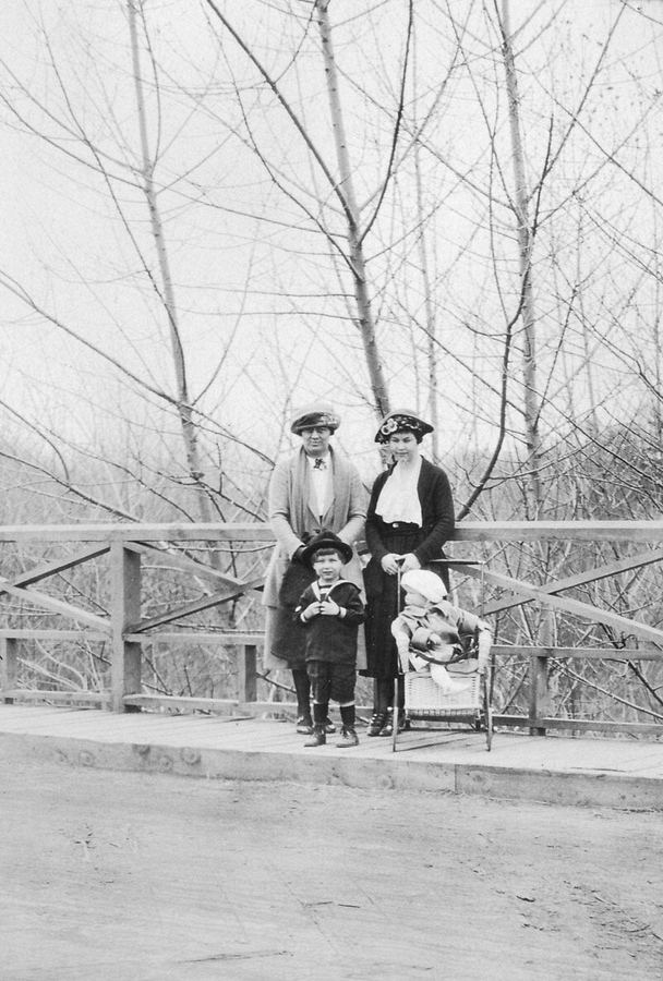 1921 Dorothy, Sunny, Doris & Jack, Canada.jpg