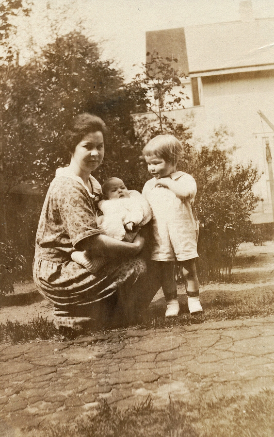 1923-05 2 Doris, Diane (3 months) & Jack (2 yr 9 mo).jpg