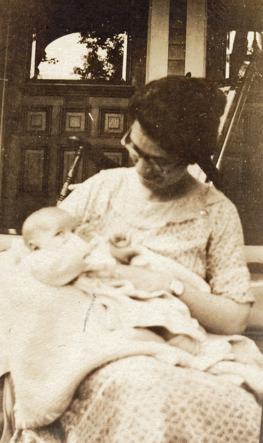 1923-06 1 Diane (3.5 mo) & Aunt Katch.jpg