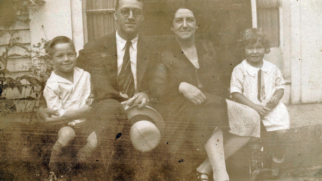 1927-08 Jack, Dad, Gram, Diane - 'so much of Horace we could not get him all in'.jpg