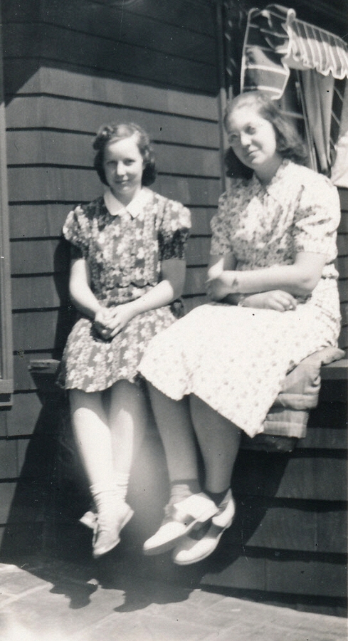 1939-06-18 2 Nancy 'Lee' Oyler & Edith Hunter.jpg