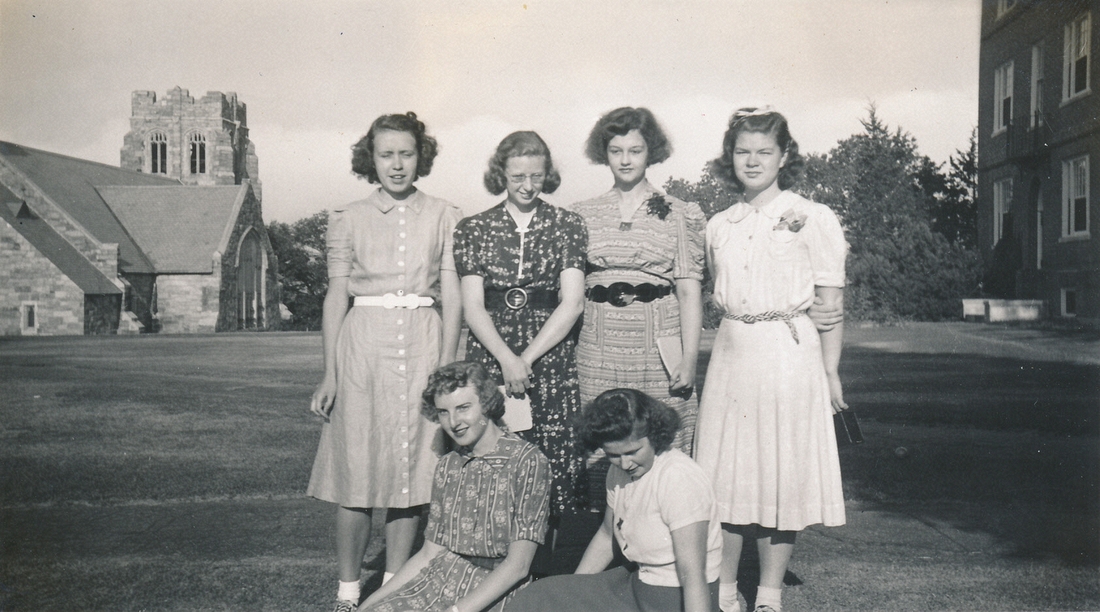 1939-07 18 (r) Barb 'Crow' Crowther, Alice Hanscom, Jayne Rupp & Bonney Bellwood; (f) Cynthia Bishop & Diane; Northfield Conference MA.jpg