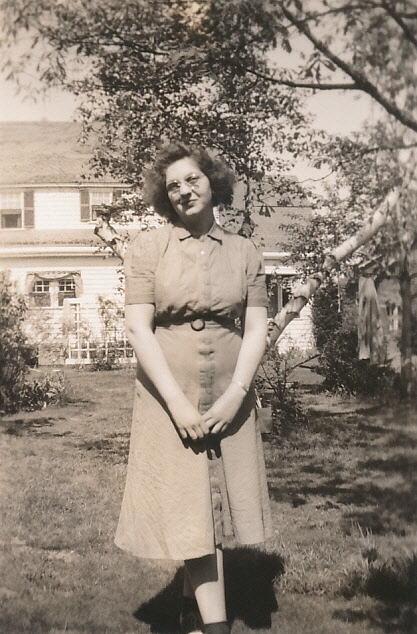 1940-05-30 6 Edith Hunter, Mem Day, Wellesley MA.jpg