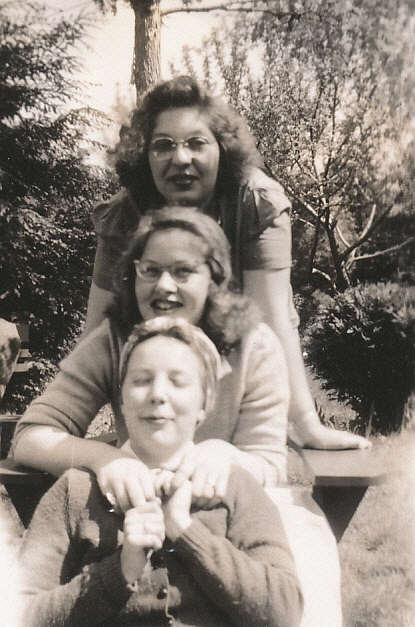 1940-05-30 7 Lee, Diane & Edie, Mem Day, Wellesley MA.jpg
