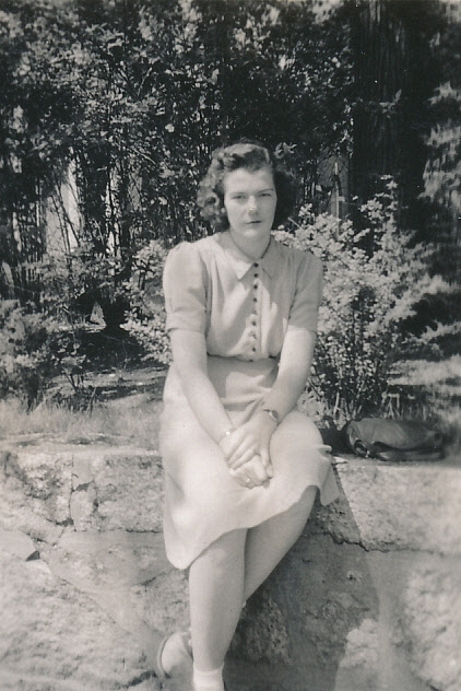 1940-06-06 2 Louise 'Cheezie' Cheever, HS graduation rehearsal, Wellesley College.jpg