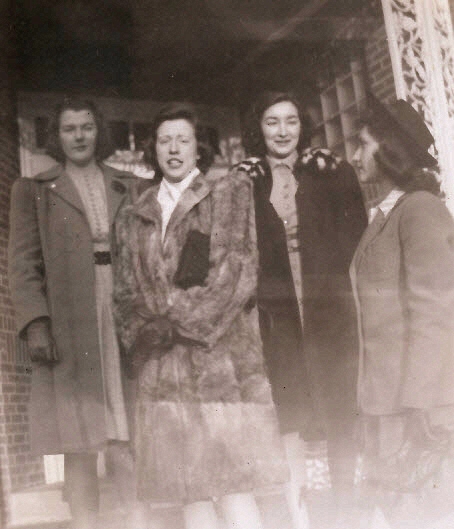 1941-03-30 05 Louise 'Cheezie' Cheever, Barbara 'Kelly' Kelly, Dorothea 'Dot' Ohmart & Anne MacNeil, Allentown PA.jpg