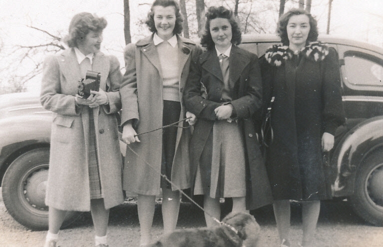 1941-03-30 12 Diane, Louise 'Cheezie' Cheever, Anne MacNeil, Dorothea 'Dot' Ohmart, Toni; Anne's car, Allentown PA.jpg