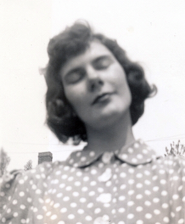 1941-06-07 05 Peggy, Wellesley Hills MA.jpg
